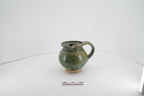 Pot à lait avec glaçure verte du XVIe siècle (PAVO, 2024).