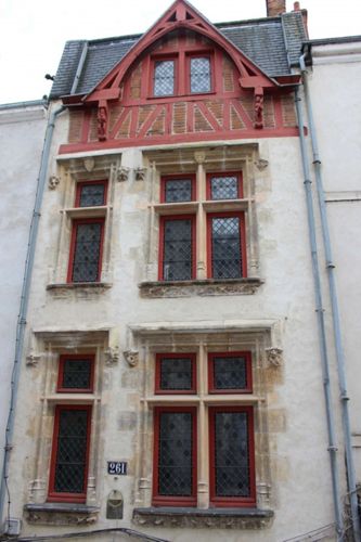 Hôtel de la Prévôté déplacé au n°261 rue de Bourgogne, dit Logis du Tambour (crédits : Clément Alix)