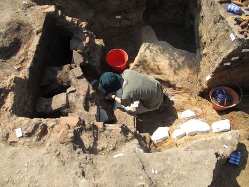 Prélèvement des briques d'un four de potier à Saran, Voie Nouvelle, pour une datation (Pôle d'archéologie, 2014)