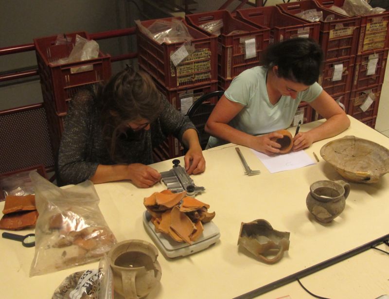 Etude de tessons de poterie (céramiques) par des archéologues du Pôle d'Archéologie (Pôle d'Archéologie, 2022)