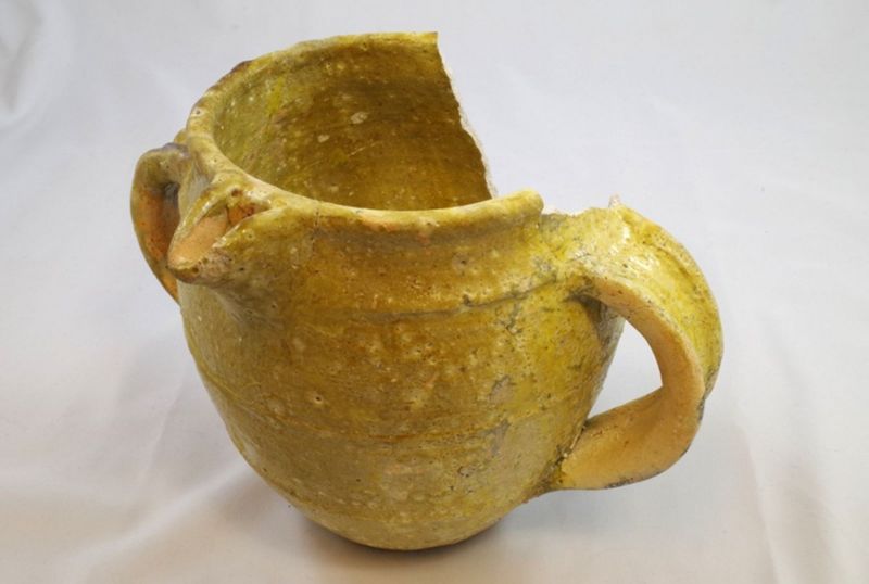 Aquamanile en pâte glaçurée. Récipient destiné au lavage des mains et plus généralement aux ablutions. Ce vase a été découvert dans un comblement de latrines daté du IXe siècle (crédits : Pôle d'archéologie, 2016).