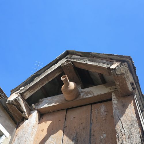 Orléans, maison n° 61 rue Saint-Marceau, nichoir amovible sur une lucarne de comble du corps de bâtiment en pan de bois (XVIIIe s.) au nord de la cour (Pôle d'Archéologie)
