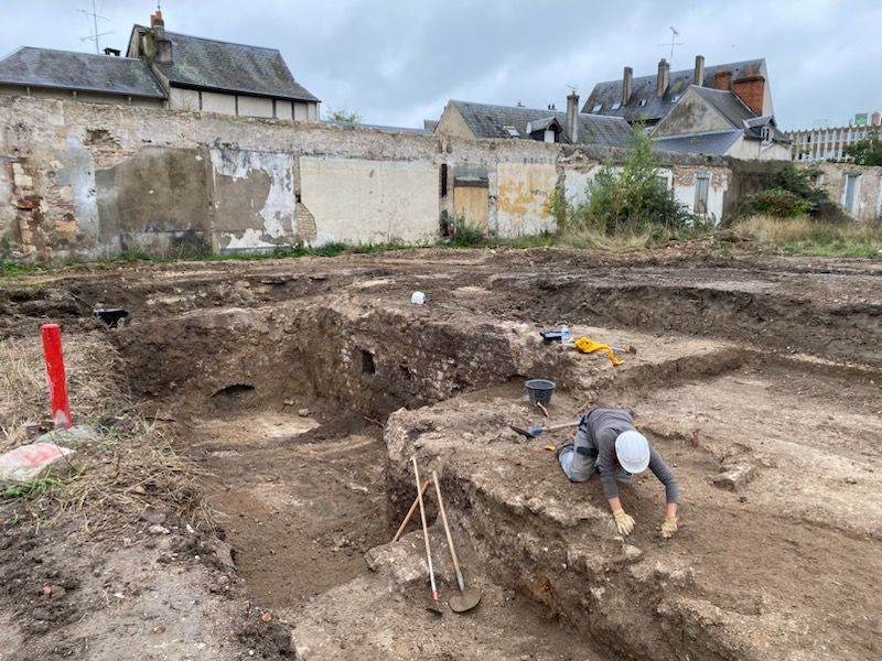 Fouille des caves présentes le long de la rue Croix de Bois (crédits : Service d'archéologie, 2023)