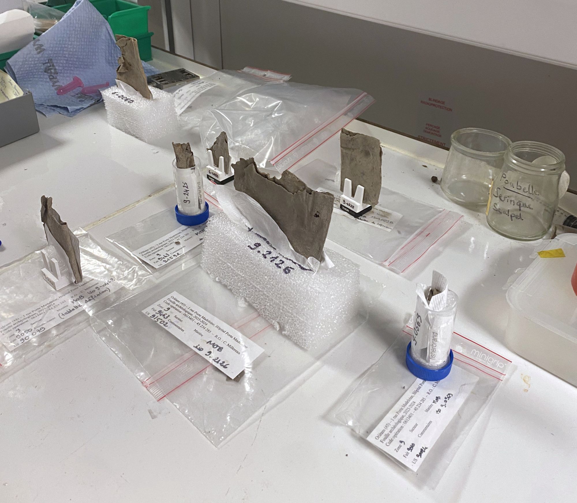 Les tablettes de défixion de la nécropole antique de l’hôpital Porte Madeleine illuminées par les rayons de SOLEIL 