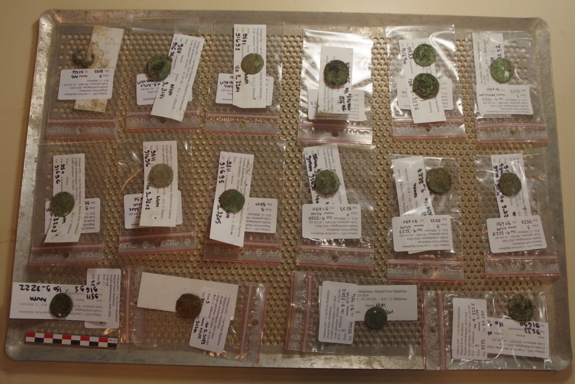 Plateau de monnaies antiques après nettoyage (SAVO, 2025)