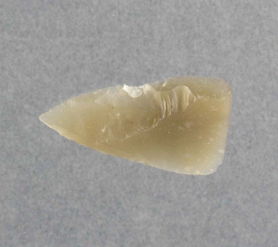 Armature en silex, Mésolithique (crédits : Ch. Camus, Musées d'Orléans, 2019)