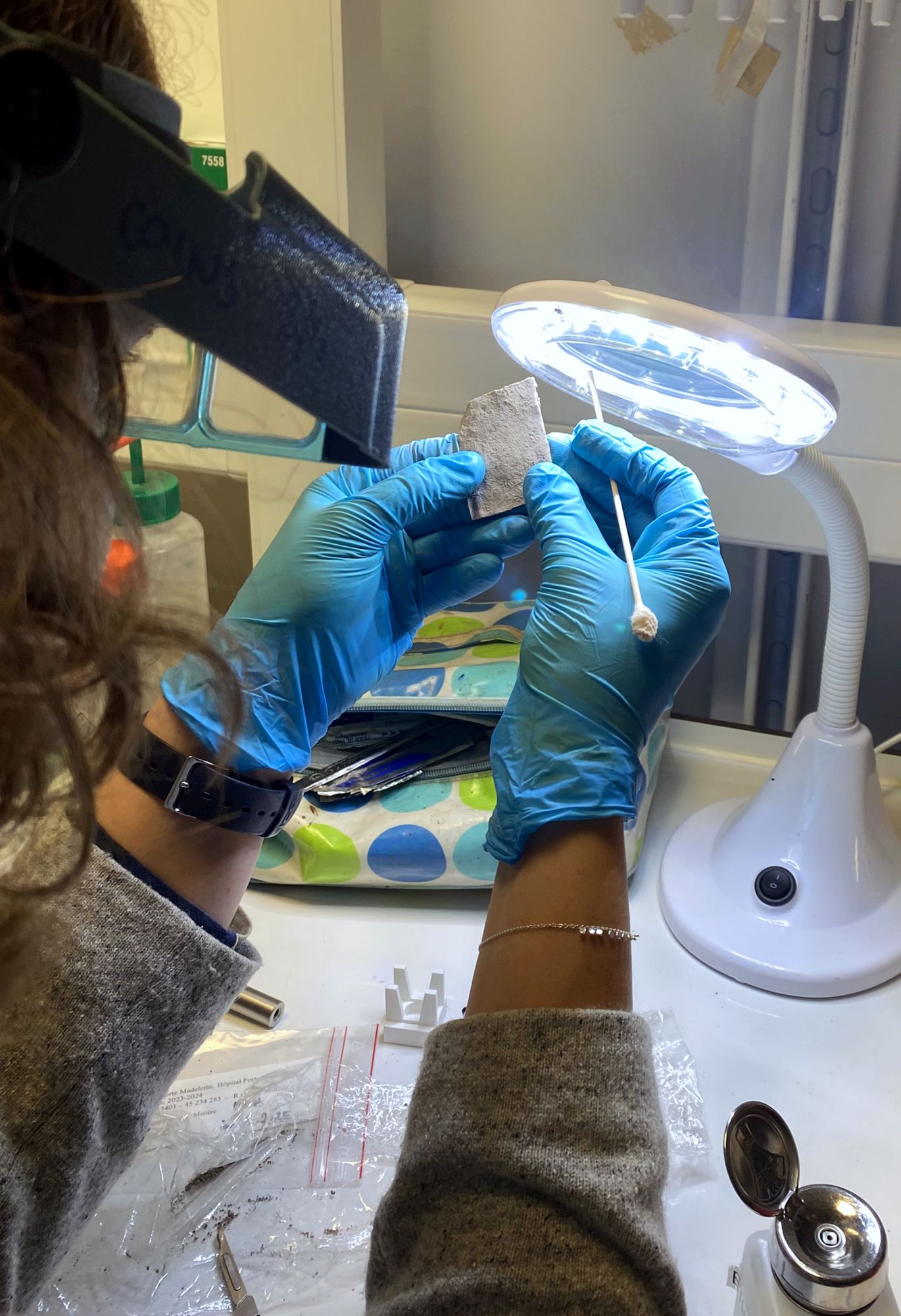 Charlotte Rérolle en pleine préparation des tablettes avant le passage en microtomographie (© SAVO, 2025).