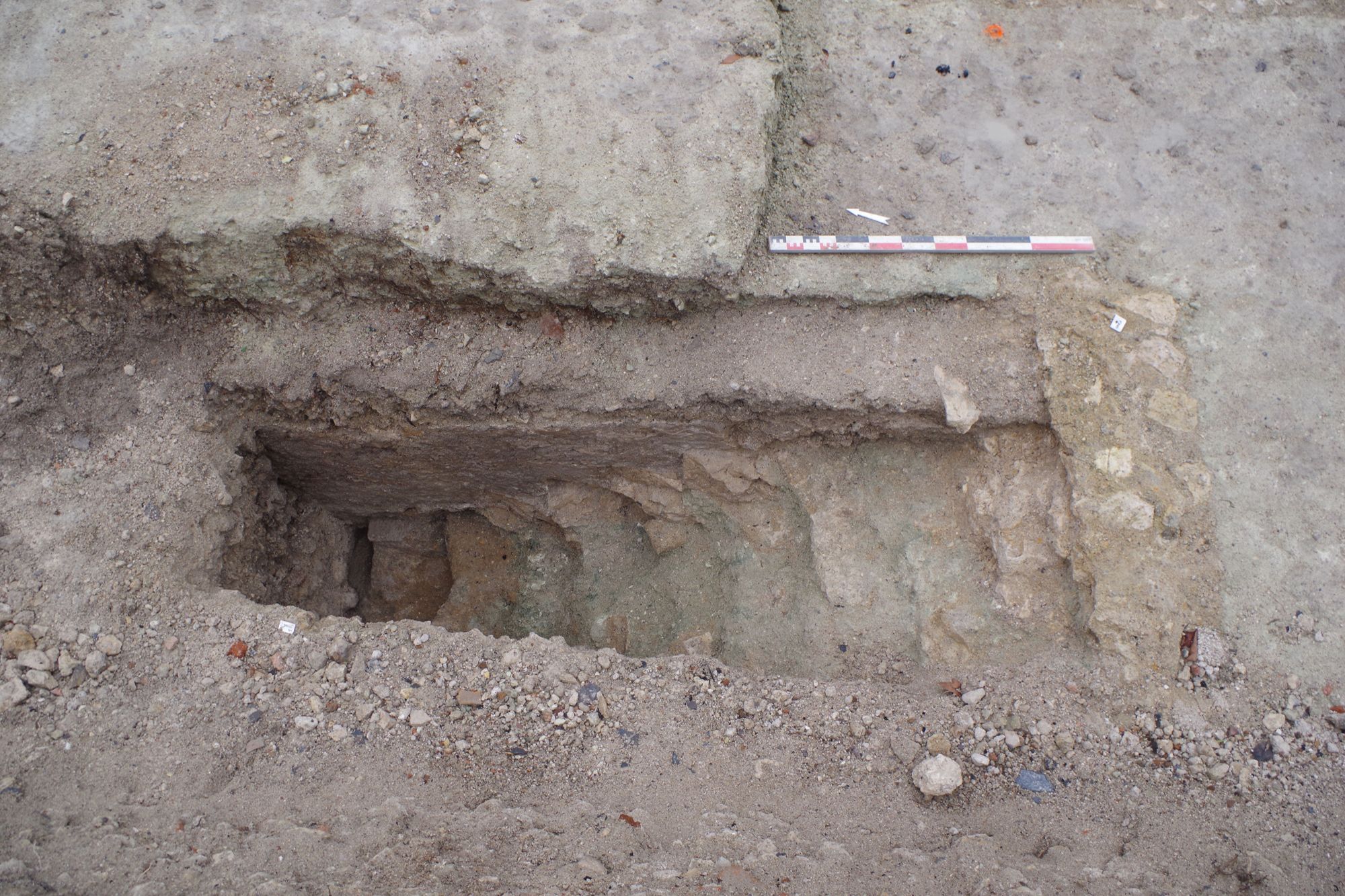 Découverte d’un escalier d’accès à l’une des caves située sous les bâtiment prieuraux de l’aile orientale (Service d’archéologie, 2026)