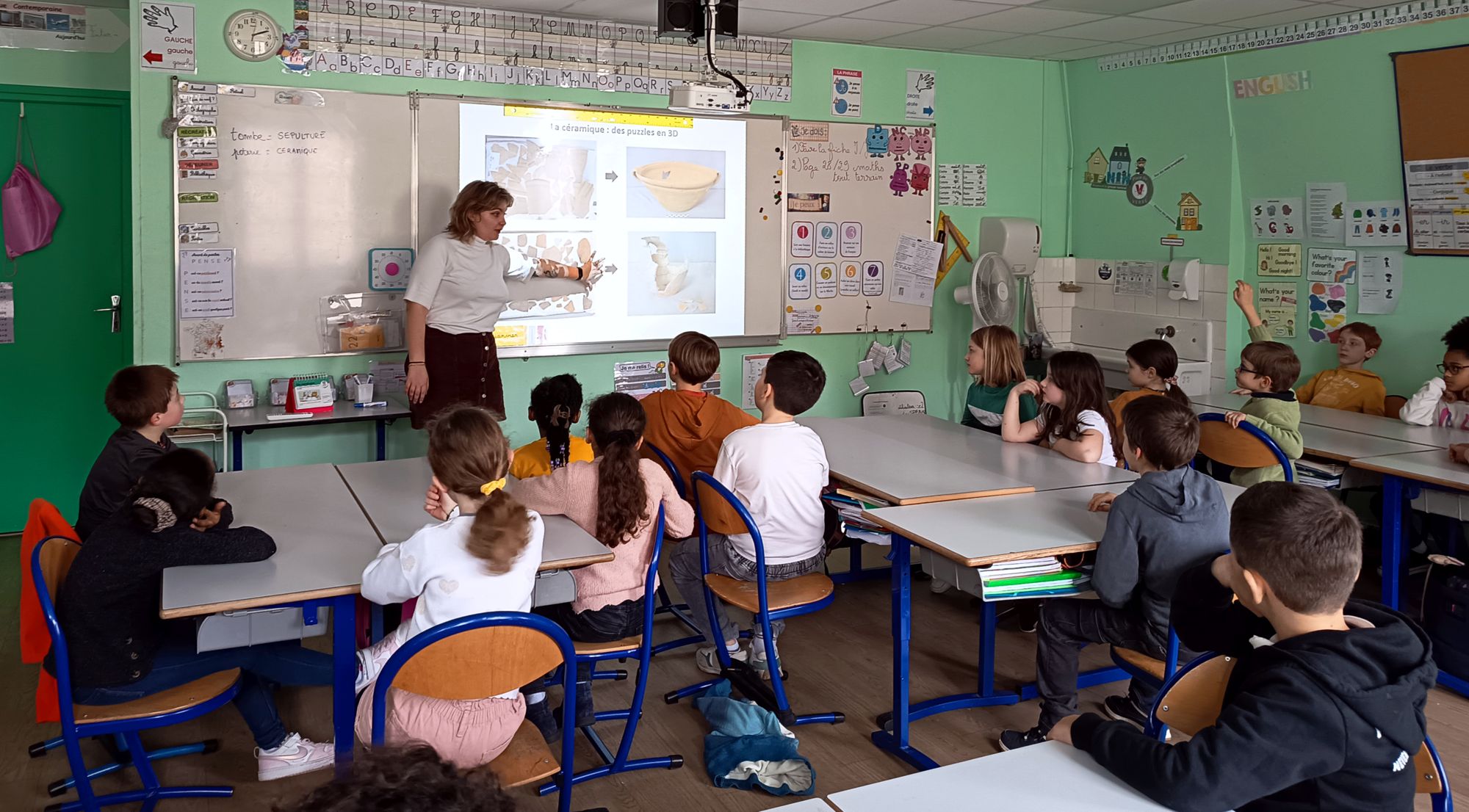 Intervention en classe pour présenter les métiers de l'archéologie (crédits : Service d'Archéologie, 2026)