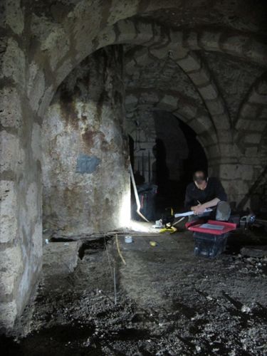 Fouille d'une cave-carrière, rue des Carmes à Orléans (crédits : Pôle d'archéologie, 2016)