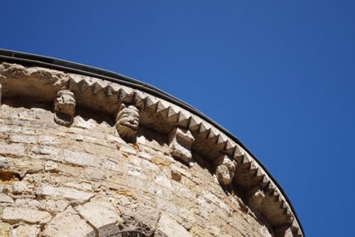 Corniche d'une absidiole du chevet de l'église Saint-Pierre-le-Puellier à Orléans (crédits : Pôle d'archéologie, 2016) 