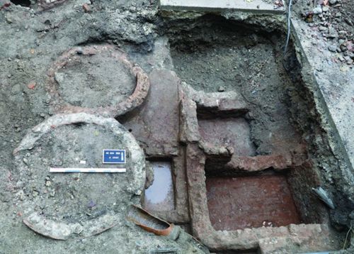 Bacs de tanneurs enduits avec du mortier de tuileau, découverts au n° 4 quai du Châtelet (crédits : Pôle d'archéologie, 2015)