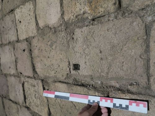 Pierres de taille du parement de l'avant-corps de la Porte Bannier, place du Martroi (crédits : Pôle d'archéologie, 2014)