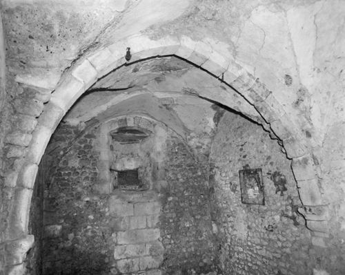 Vue de la salle basse excavée, à voûtes d'arêtes, dans la partie orientale de la maison " romane ", début des années 1960 (crédits : Archives départementales du Loiret).