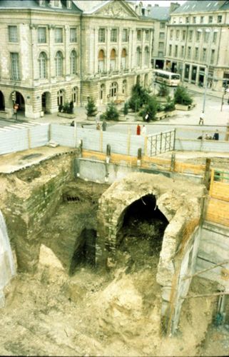 Vue de la découverte de la porte Bannier lors des fouilles en 1986-1987 (crédits : D. Petit, DRAC Centre, 1987)