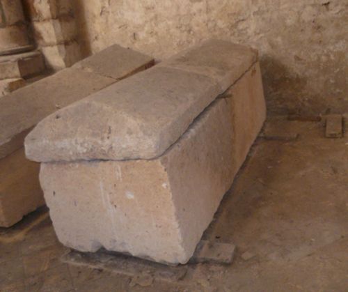 Sarcophage découvert au n°22 rue Saint-Marc (crédits : Pôle d'archéologie, 2014)