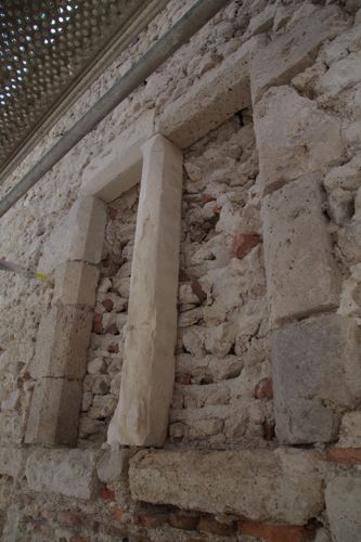 Fenêtre à meneau du 13e-14e siècle, rue Guillaume à Orléans (crédits : Pôle d'archéologie, 2020)