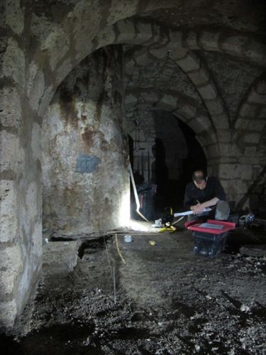 Sondages archéologiques dans une cave-carrière de la rue des Carmes à Orléans (crédits : Pôle d'archéologie, 2016)