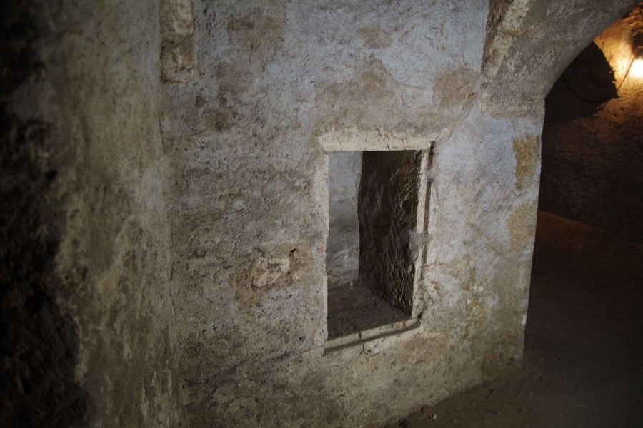 Placard mural dans une cave-carrière à Orléans (crédits : Service d'archéologie, 2016)