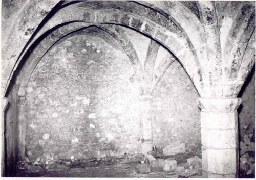 Exemple de plan rectangulaire de cave à colonnes, 13e siècle, rue du Cheval-Rouge, Maison de la Longue Allée (détruite, crédits : P. Hamel, 1958)