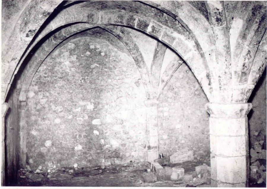 Exemple de plan rectangulaire de cave à colonnes, 13e siècle, rue du Cheval-Rouge, Maison de la Longue Allée (détruite, crédits : P. Hamel, 1958)