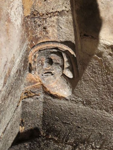 Détail d'un culot sculpté sur une voûte d'ogives d'une cave rue des Trois Maries à Orléans (crédits : Pôle d'archéologie, 2015)
