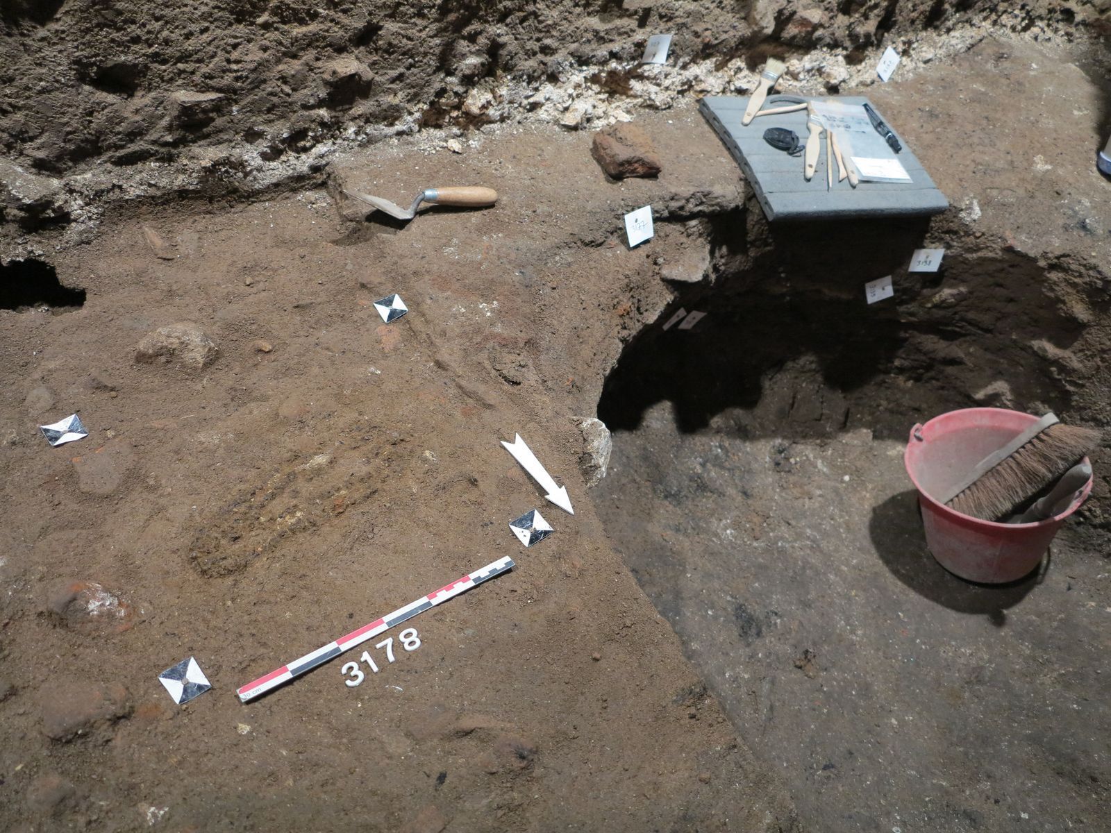 Fouille d'une chaussure gallo-romaine