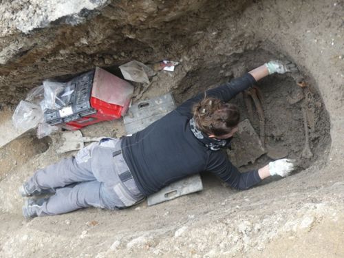 Fouille en cours du deuxième squelette rue Porte-Saint-Jean à Orléans (crédits : Pôle d'archéologie, 2019)