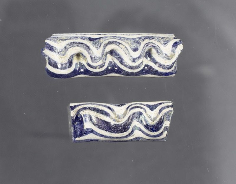 Fragment de bracelet en pâte de verre (crédits : Ch. Camus, Musées d'Orléans, 2019)