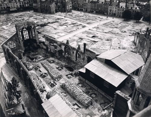 Vue aérienne de l'église Saint-Paul après les bombardements de 1940. On aperçoit les sondages archéologique de Pierre Hamel autour des piliers de l'église (crédits : AMO, 3Fi1692)