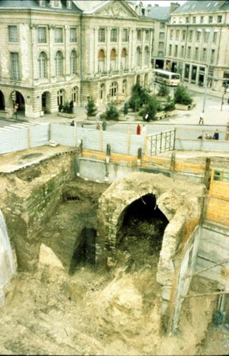 Vue aérienne de la Porte Bannier, découverte lors des fouilles archéologiques de la place du Martroi, en 1986 (crédits : D. Petit, DRAC Centre 1987)
