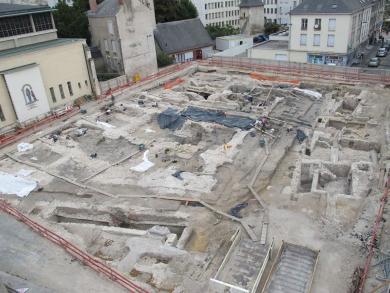 Fouille archéologique en préalable à la construction du parking du Cheval-Rouge (crédits : Pôle d'archéologie 2012)