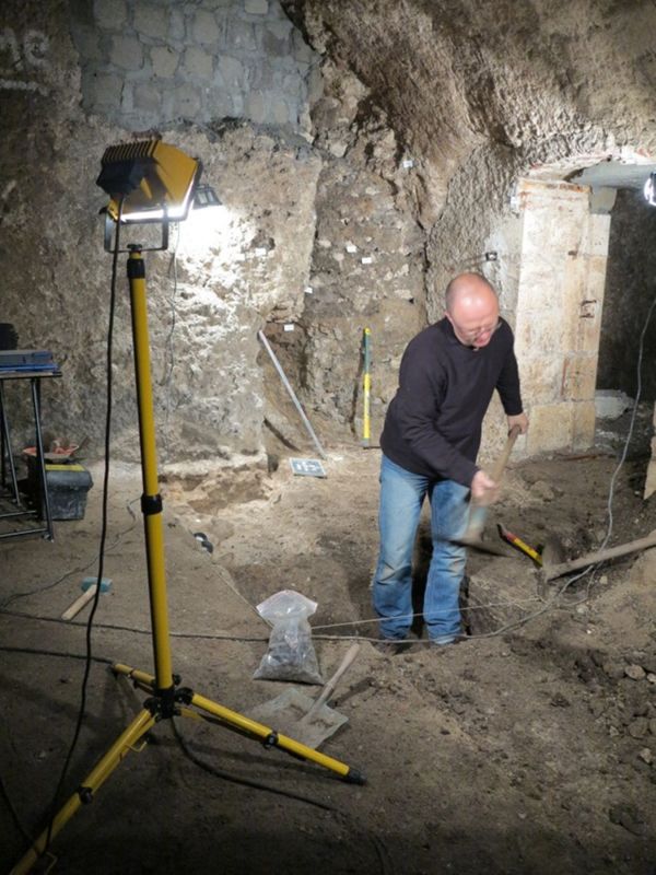 Sondages dans les caves de lancien collège Anatole Bailly, lors du diagnostic archéologique en 2015 (crédits : Pôle darchéologie, 2015)