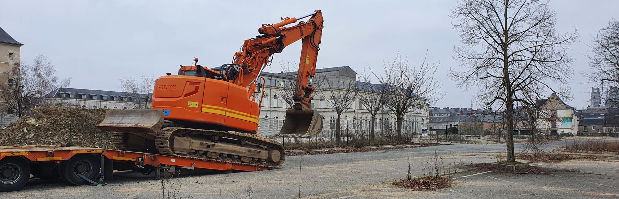 Arrivée de la pelle mécanique qui accompagnera les archéologues pendant plusieurs mois ! (Crédits : Pôle d'archéologie, 2022)