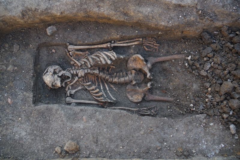 Une des sépultures antiques en cours de fouille. Cette opération est suivie de près par un spécialiste des ossements humains : l'archéo-anthropologue (crédits : Pôle d'archéologie, 2022)