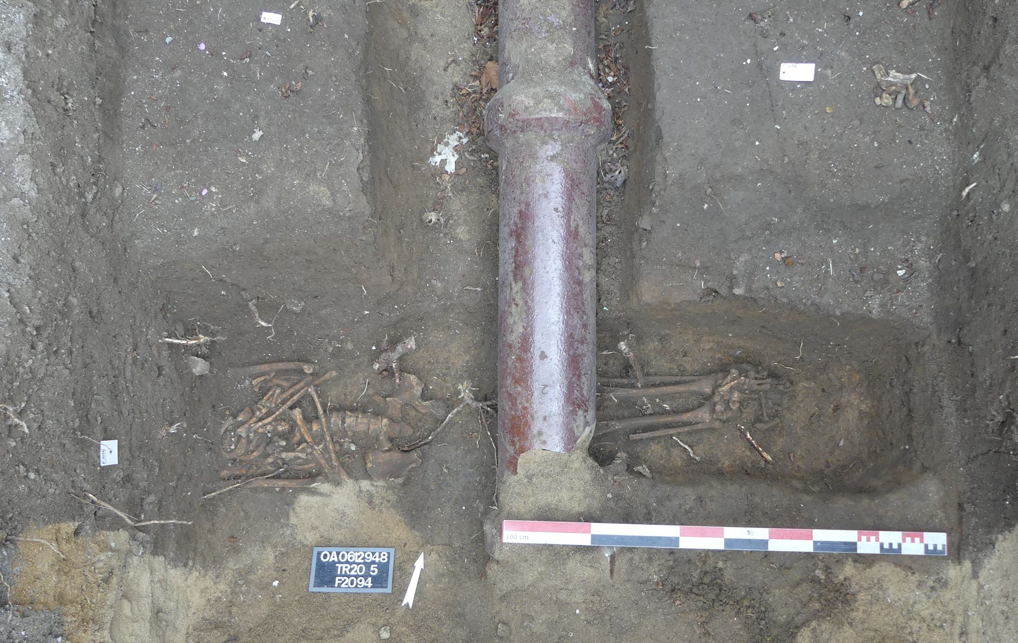 Quand les archéologues interviennent, notamment en ville, il arrive souvent que des réseaux (eau, électricité, gaz, etc.) aient coupé des vestiges lors de leur installation. L'archéologue doit donc anticiper leur présence et s'adapter lors de la fouille.