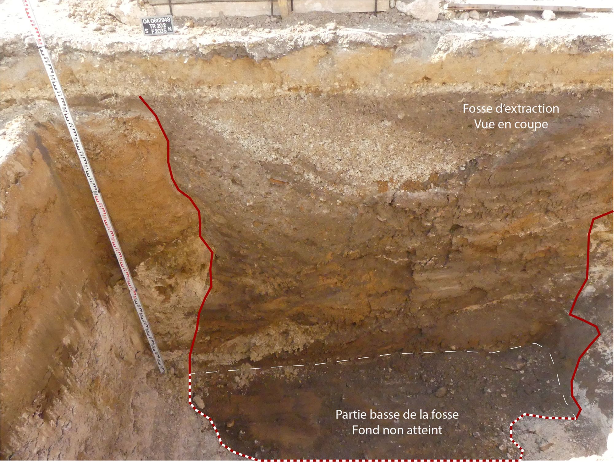 La même fosse une fois ouverte à la pelle mécanique (crédits : Service d'archéologie, 2022)