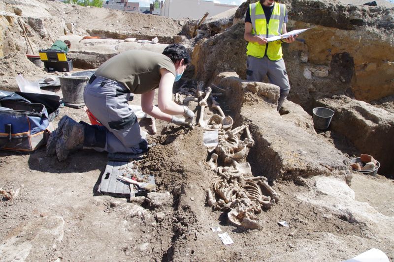 Les sépultures ont parfois été creusées si proches les unes des autres qu'elles se recoupent (crédits : Pôle d'archéologie, 2022)