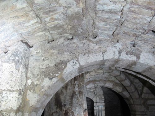 Trace des planchettes et des tasseaux de bois ayant servi à construire la voûte d'une cave de la rue des Carmes à Orléans (crédits : Pôle d'archéologie, 2016)