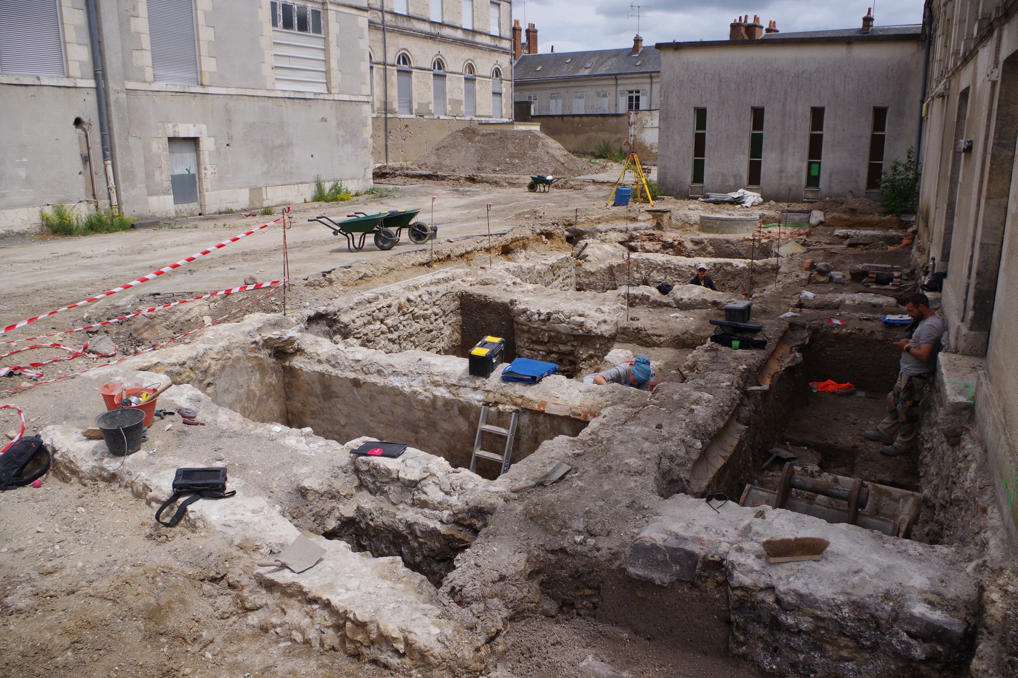 Mise au jour de constructions liées à l'ancien Hôtel-Dieu (crédits : Service d'archéologie, 2022)