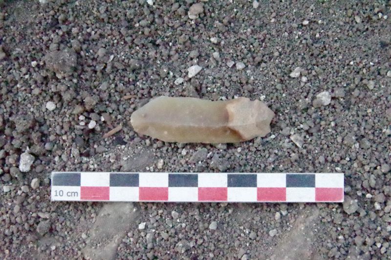 Silex taillé trouvé dans le niveau de sable fin (crédits : Pôle d'archéologie, 2022)