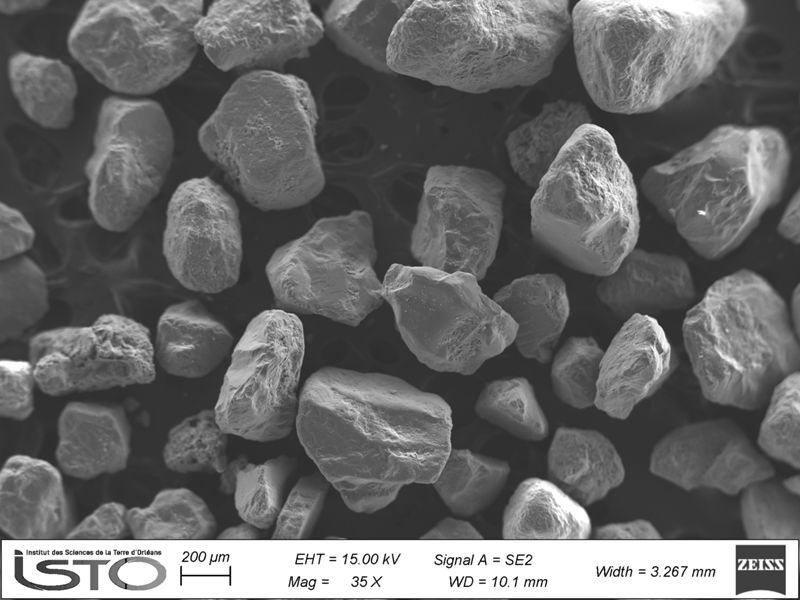 Image du sable prise au MEB (crédits : ISTO, Université d'Orléans, 2022)