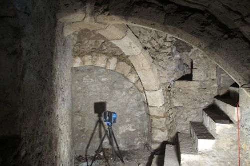 Opération de scan 3D dans une cave rue Saint-Euverte (crédits : Pôle d'archéologie, 2016)