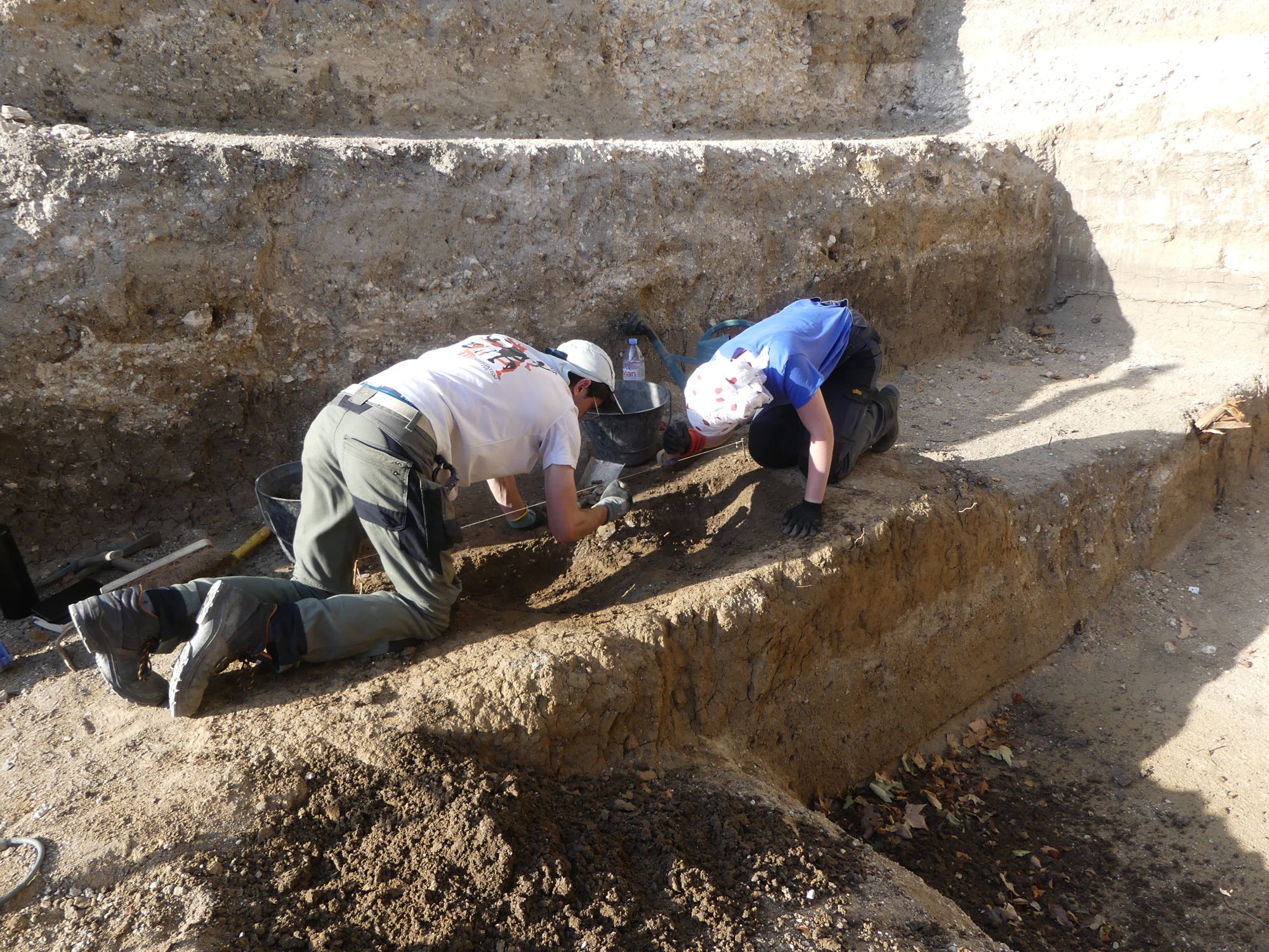 Axelle et Corentin (Licence 2, Université de Lille) ont participé à la fouille de la tranche A au mois de juillet 2022 (crédits : Service d'archéologie, 2022)