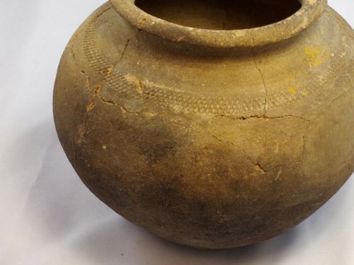 Vase décoré à la molette provenant de la fouille de la place du Martroi (crédits : Pôle d'archéologie, 2015) 