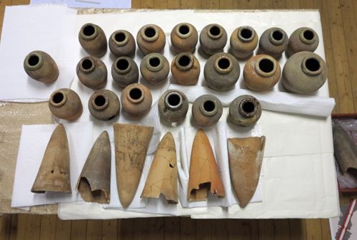 Ensemble de pots à mélasse et de cônes conservés dans les réserves du Musée historique et archéologique de l'Orléanais (crédits : Pôle d'archéologie, 2015)