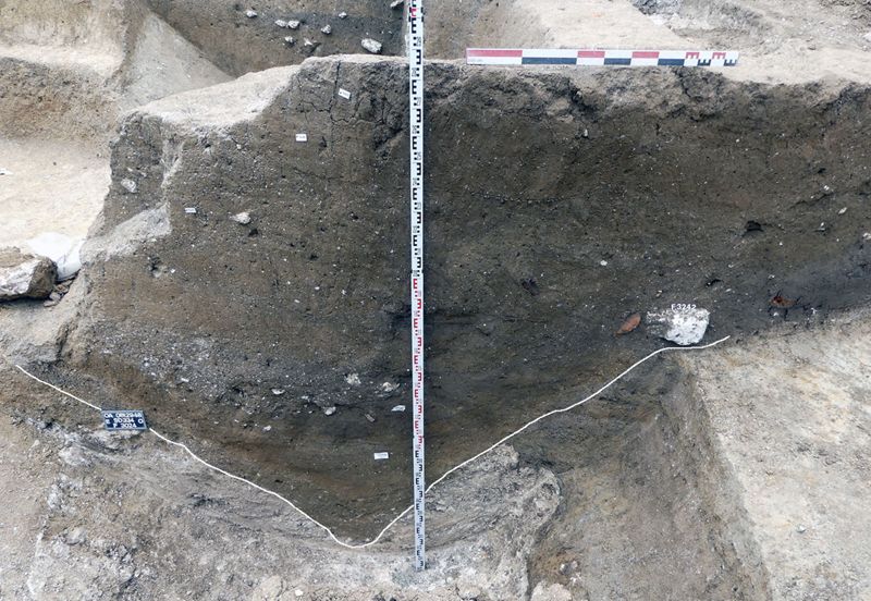 Vue générale du fossé antique, où l'on peut observer son profil en V (crédits : Pôle d'archéologie, 2022)