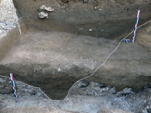 Vue partielle du fossé antique, surligné par une ligne blanche (crédits : Pôle d'archéologie, 2022)