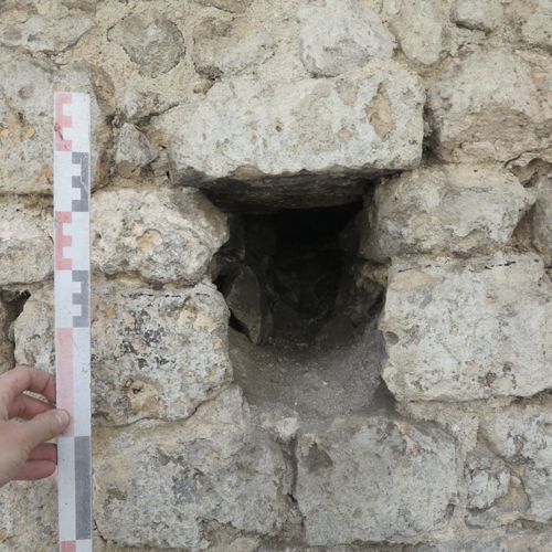 Trou de boulin contenant les balles découvertes à Orléans (crédits : Pôle d'archéologie, 2019)