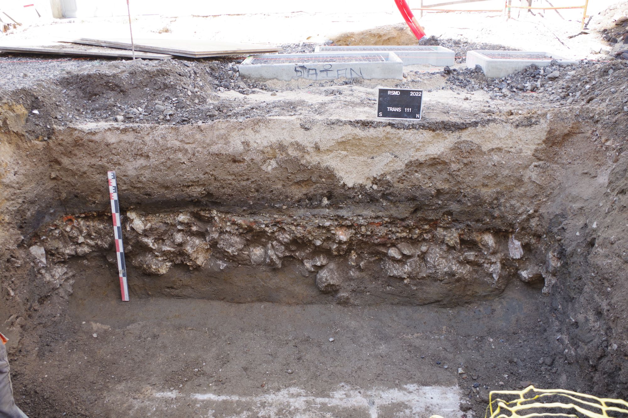 Vue en coupe de l'épaisseur du hérisson de la voie antique (crédits : Service d'archéologie, 2022)